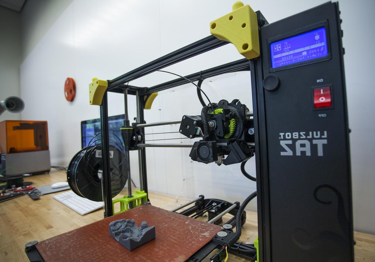 lulzbot 3D打印机，打印床上有灰色的小地形模型